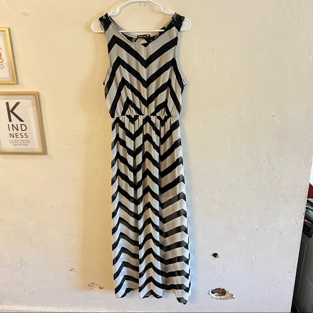 Double Zero Black & White Chevron Printed Sleeveless Maxi Dress